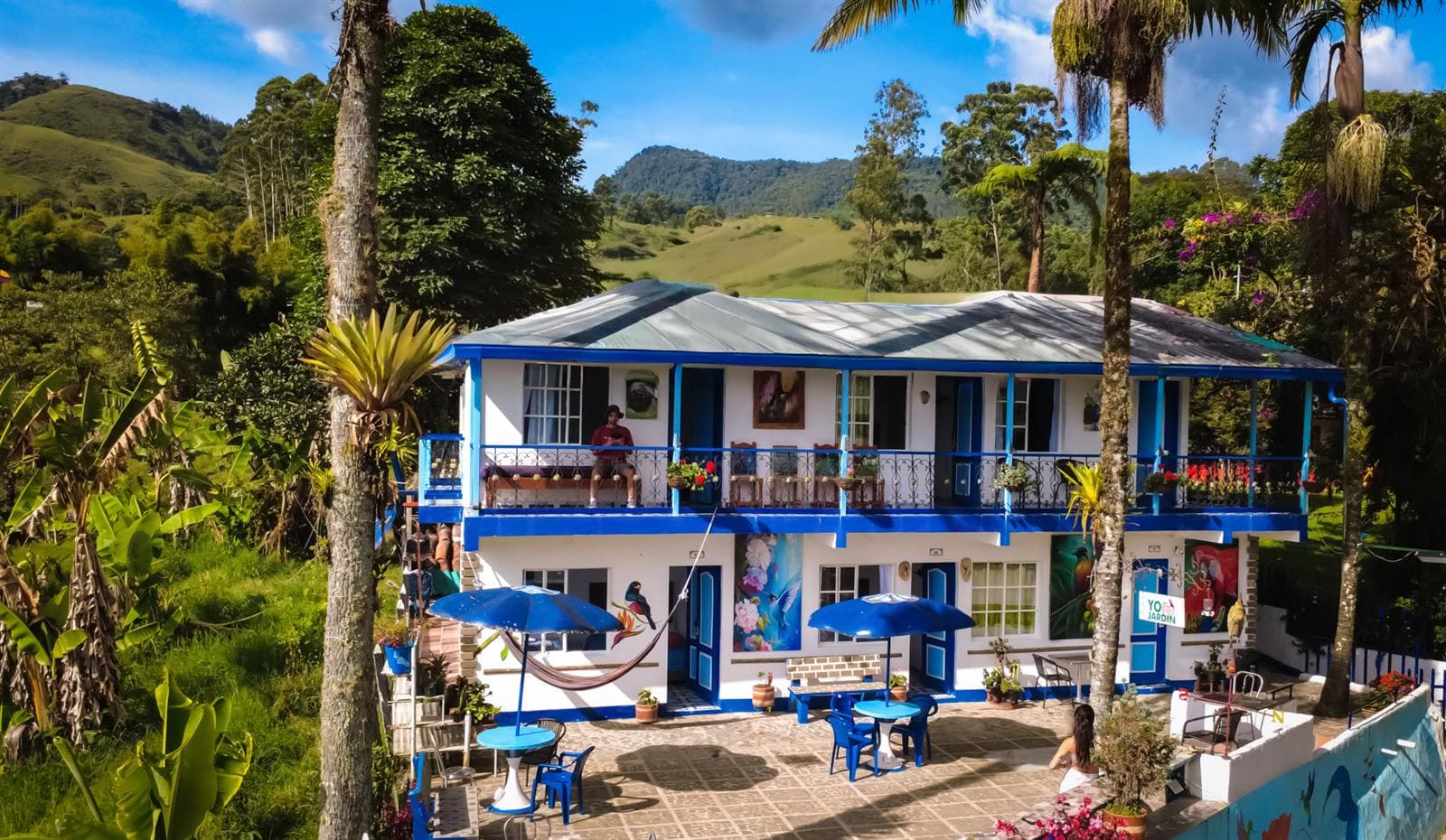 El hostel Vista Farallones con sus murales de aves y las montañas de Jardín